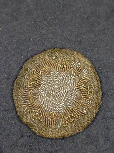 凯旋世界勋赏（第21期冬季大拍）（欢迎送拍）（对拍品有疑问请询问客服，不接受到手刀，出价默认拍品品相。请认真阅读拍卖规则！出价默认已认可！）（收到货请录制开箱视频，无视频概不处理问题。） - 日本战时警防团帽徽刺绣（自鉴）