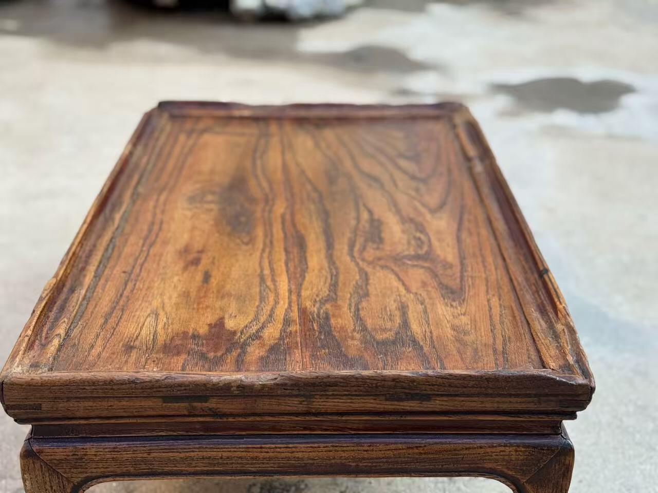 老榆木茶桌，三弯腿茶盘面，造型别致，用料十足，做工简洁大气但不失优雅，表面整洁干净，保存及其完整，老大漆尚存，源头货源，牢固可以正常使用