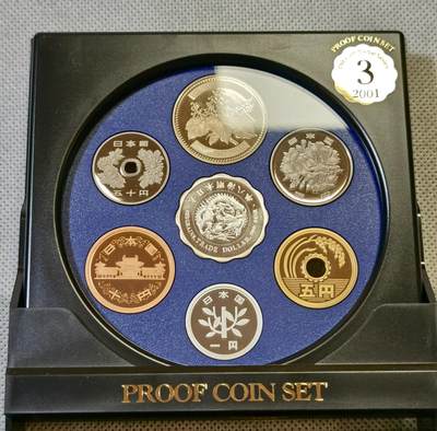 甄臻铺-世界币章拍卖（第46期）送拍享返佣金等优惠多多（1月10日精品场，敬请期待） 日本2001年精制套币 含7克镀金纯银币章 999银 银章为复刻明治八年日本贸易银元