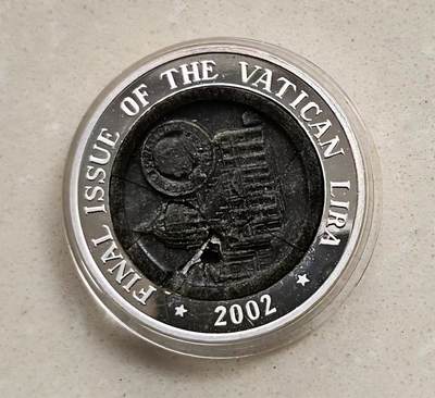 ❤️【币观天下】❤️ 第338期钱币拍卖- 2026.1.9周五晚上6点半场-长期征集拍品 - 朝鲜2002年纪念梵蒂冈欧元宝石镶嵌1盎司银币宝石破损