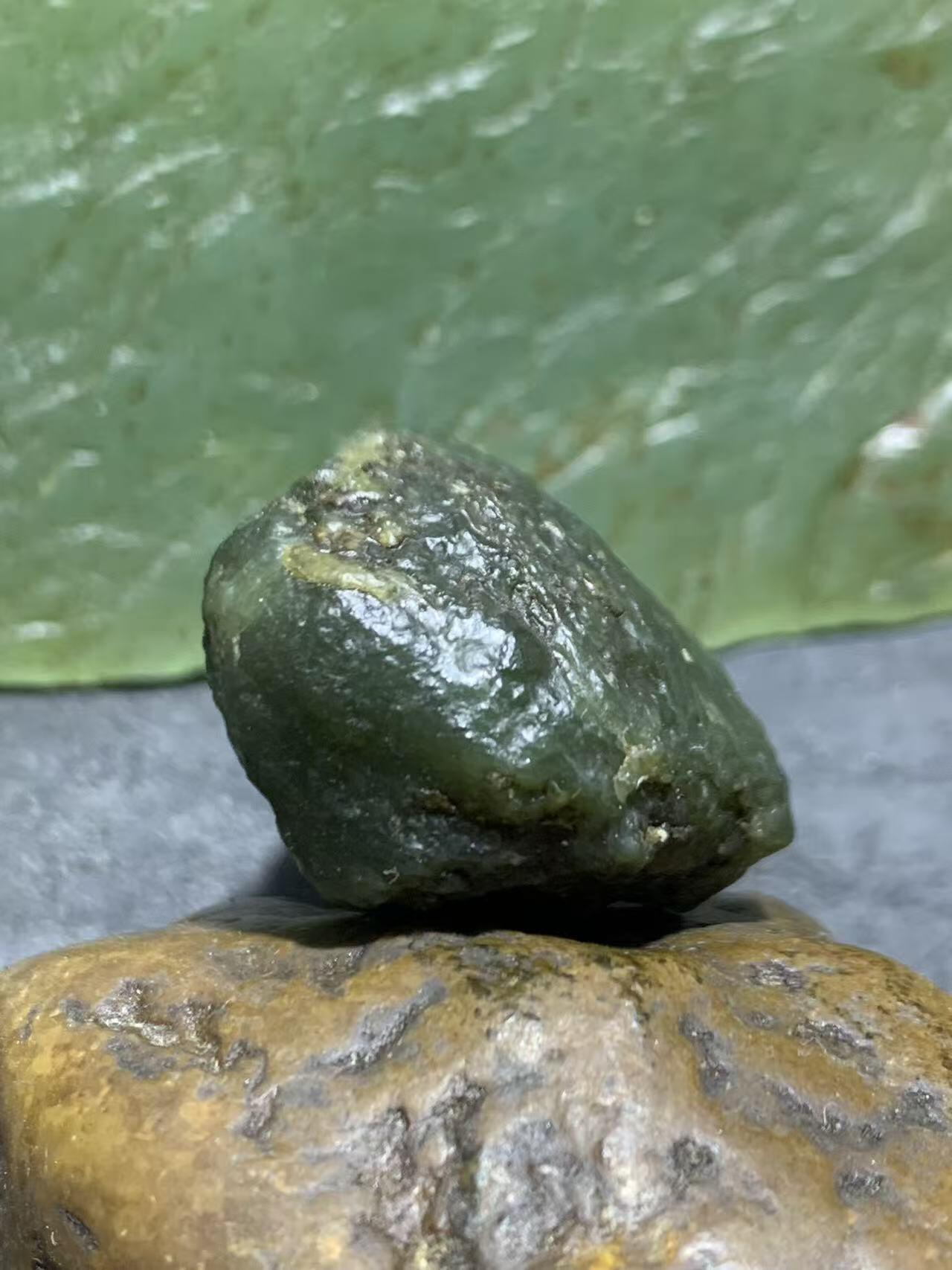 新疆戈壁风化纹和田玉青玉原石一颗，