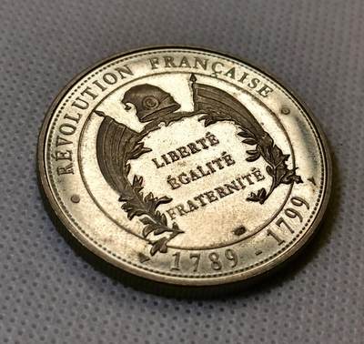 甄臻铺-世界币章拍卖（第46期）送拍享返佣金等优惠多多（1月10日精品场，敬请期待） 法国历史纪念章，普通金属材质：1789年攻克巴士底狱    直径42mm  重量31.1g，细节见图
