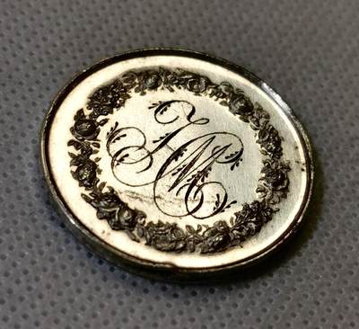 甄臻铺-世界币章拍卖（第46期）送拍享返佣金等优惠多多（1月10日精品场，敬请期待） 法国19世纪银章，这枚的反面和侧面都有手工刻字，字体精美  侧面记录了这对新人的结婚时间，反面的夫妻二人的英文字母大写，直径30.4mm   重量11.6g，细节见图