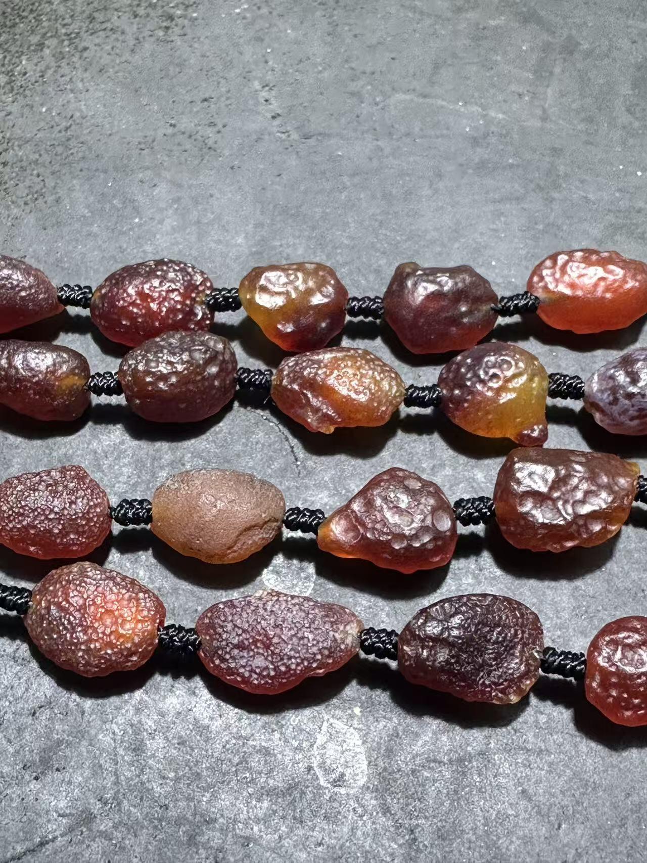 精美天然戈壁阿拉善麻皮樱桃红项链一条 ，