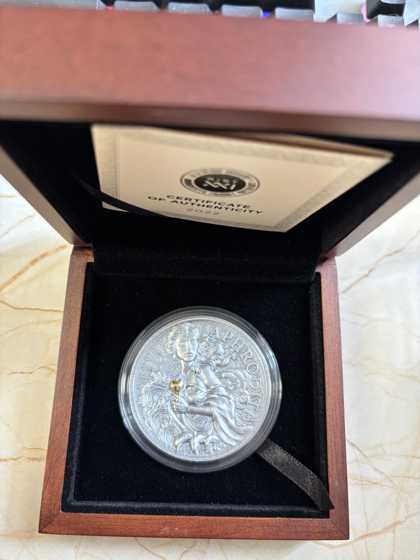第187期拍卖 喀麦隆2022年希腊神话爱神阿芙罗狄蒂2盎司纪念银币，999银，发行量500枚