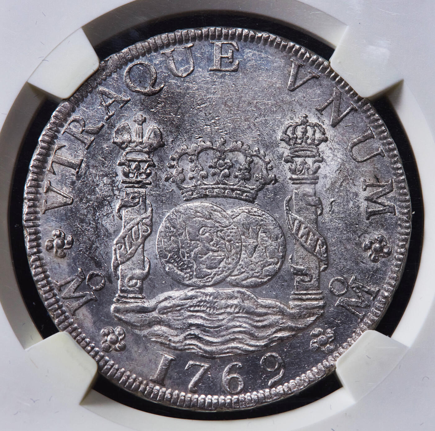 【俄甄集藏】2026年(046)01-07 星期三 晚 19:30 全场包邮 西属墨西哥1769年卡洛斯三世FM版8里亚尔双柱地球大银币，NGC AU58，底板凝霜，紫罗兰淡彩包浆，无弱打，高点细节俱佳