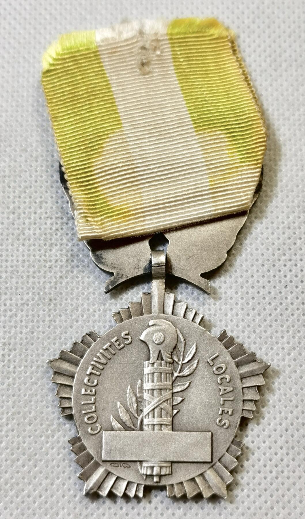 甄臻铺-世界币章拍卖（第46期）送拍享返佣金等优惠多多（1月10日精品场，敬请期待） 法国高炉雄鸡竖棒 高浮雕五边形精美银章 带绶带 35MM重约31克 高银，细节如图