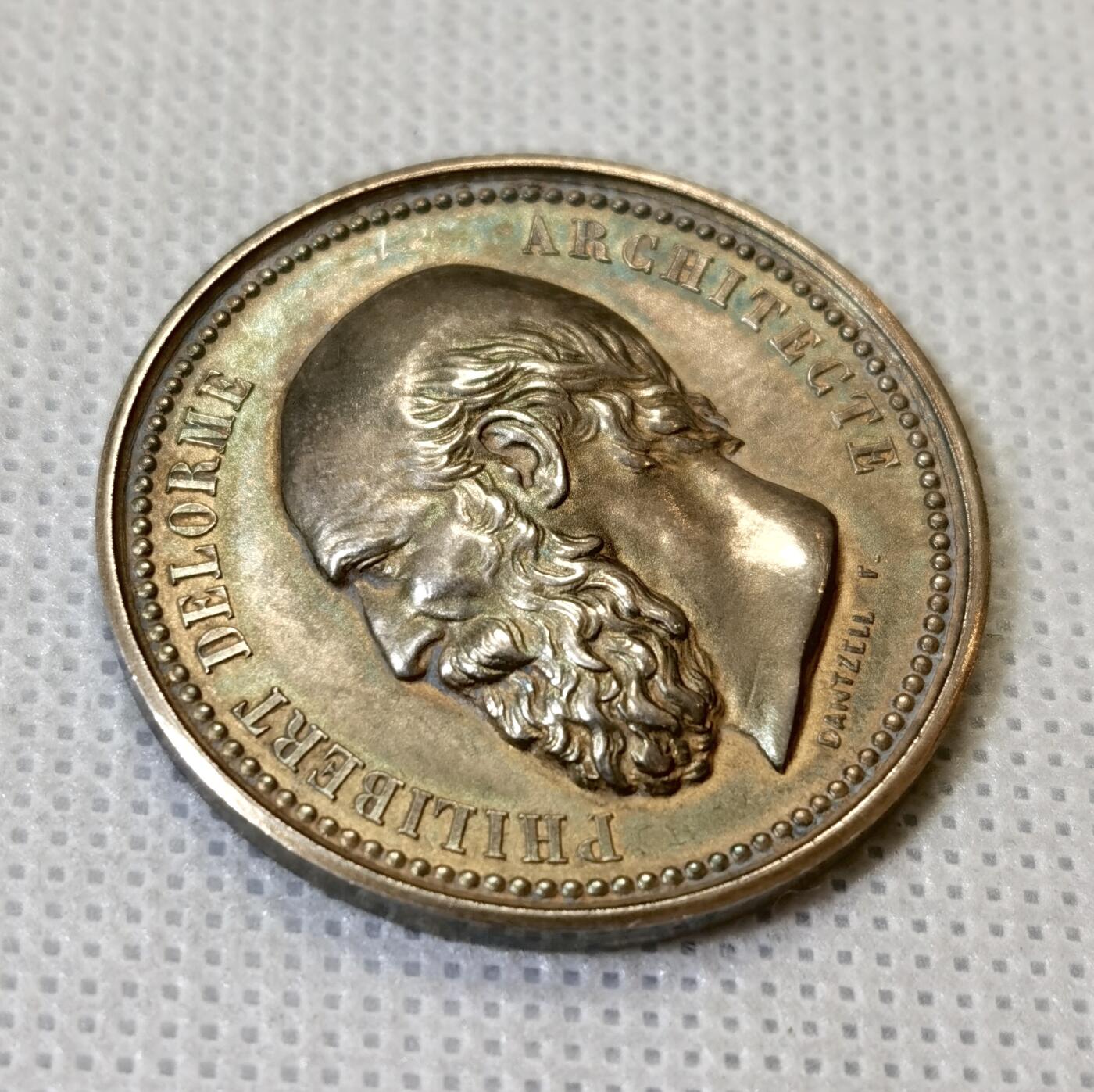 甄臻铺-世界币章拍卖（第46期）送拍享返佣金等优惠多多（1月10日精品场，敬请期待） 法国1927年里昂建筑学院银章   菲利贝尔-德洛姆    浮雕，丝绒盒未流通品相，氧化颜色很好看，喜欢高浮雕的朋友千万别错过， 丰饶角标  33.6mm  20g，细节见图