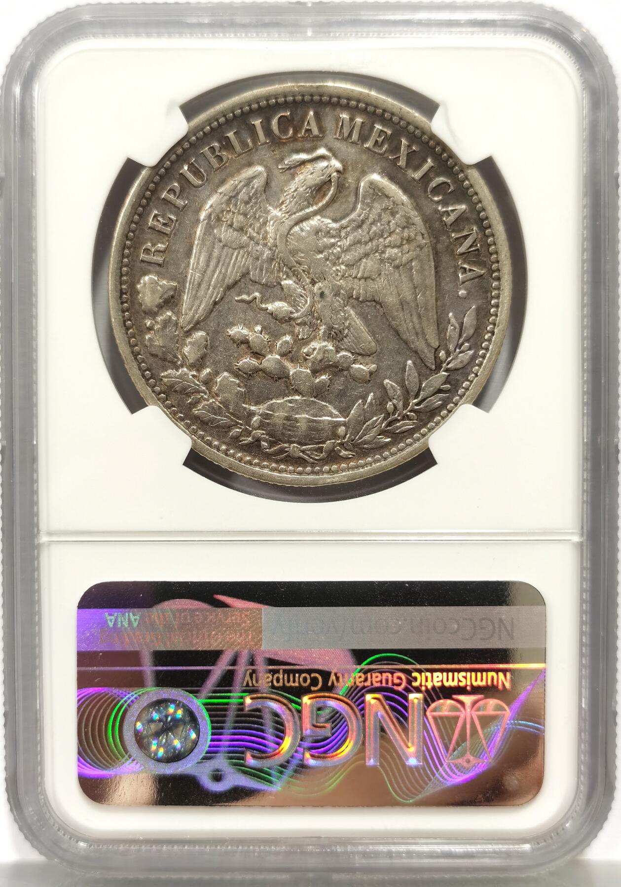 博洋堂世界钱币拍卖第156期（全场包邮） NGC AU 墨西哥1898年直边鹰洋，1949年版用作国府军队军饷流通，阳光下五彩包浆非常漂亮，底板完美带光，鹰羽毛清晰分明，UNC品相低评了，通货老鹰都要四百了