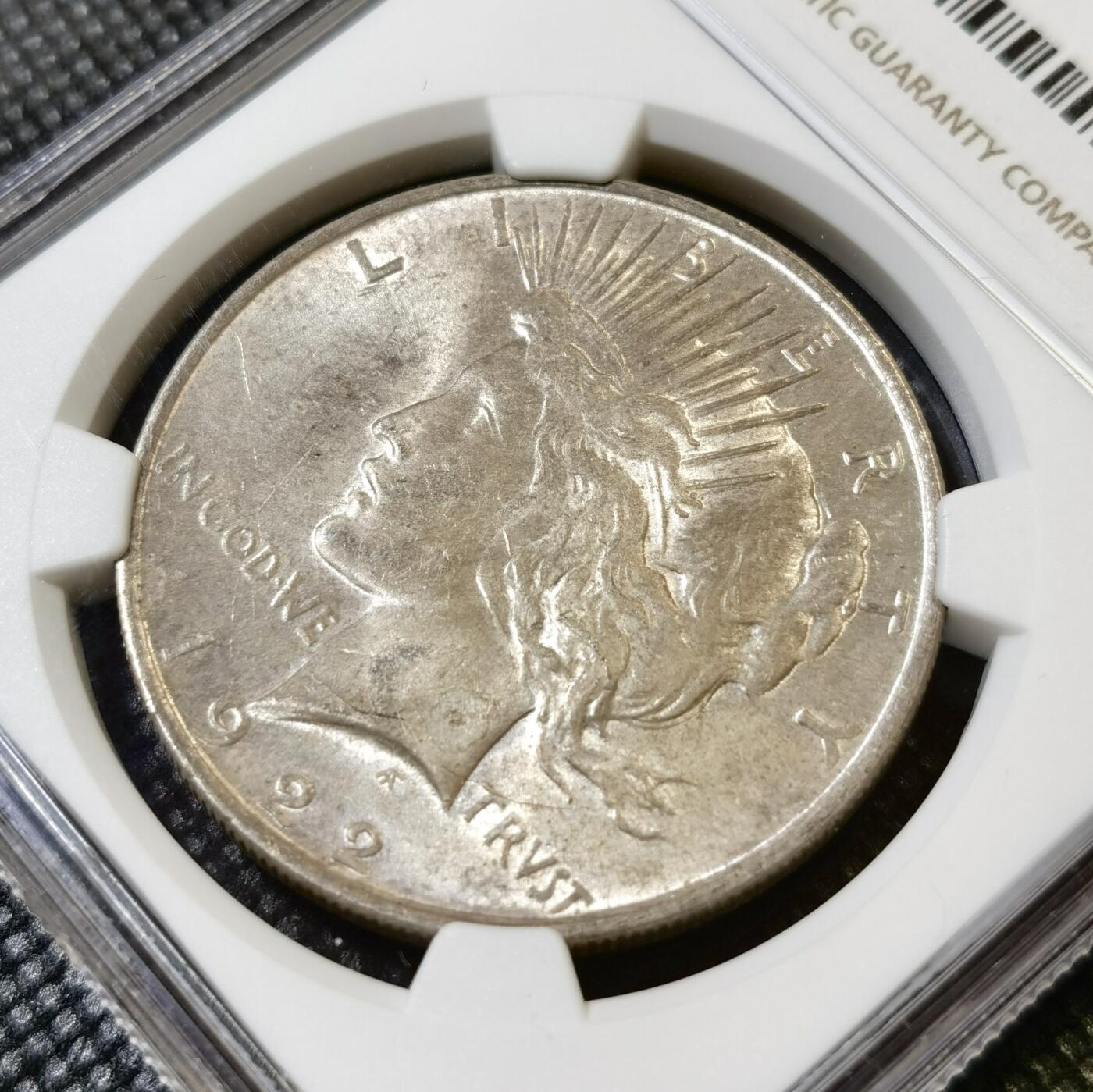 甄臻铺-世界币章拍卖（第46期）送拍享返佣金等优惠多多（1月10日精品场，敬请期待） NGC-MS63 美国 1922年 1美元 和平银币 转光明显 鹰面银霜感强