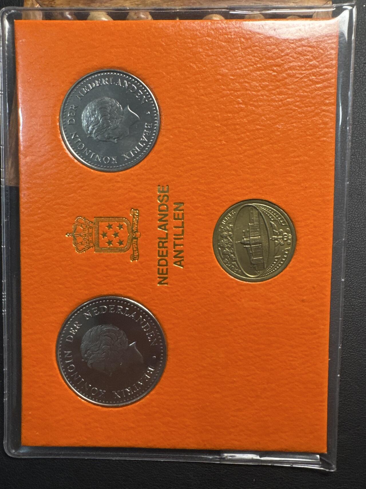 ❤️【币观天下】❤️ 第338期钱币拍卖- 2026.1.9周五晚上6点半场-长期征集拍品 荷属安的列斯1980年发行造币厂原封1盾和2-1/2盾和1枚铜章