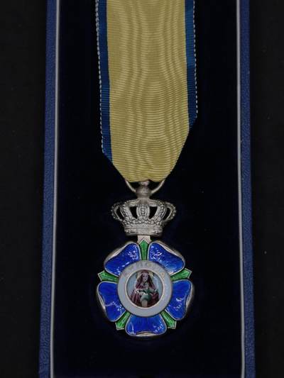 凯旋世界勋赏（第21期冬季大拍）（欢迎送拍）（对拍品有疑问请询问客服，不接受到手刀，出价默认拍品品相。请认真阅读拍卖规则！出价默认已认可！）（收到货请录制开箱视频，无视频概不处理问题。） - 希腊王国 第一版 骑士级 慈善勋章 带盒 只发贵族女性