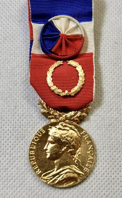 甄臻铺-世界币章拍卖（第46期）送拍享返佣金等优惠多多（1月10日精品场，敬请期待） - 法国金级荣誉奖章 纯银镀金 桂冠勋饰 15.5克 925银 1975年实发