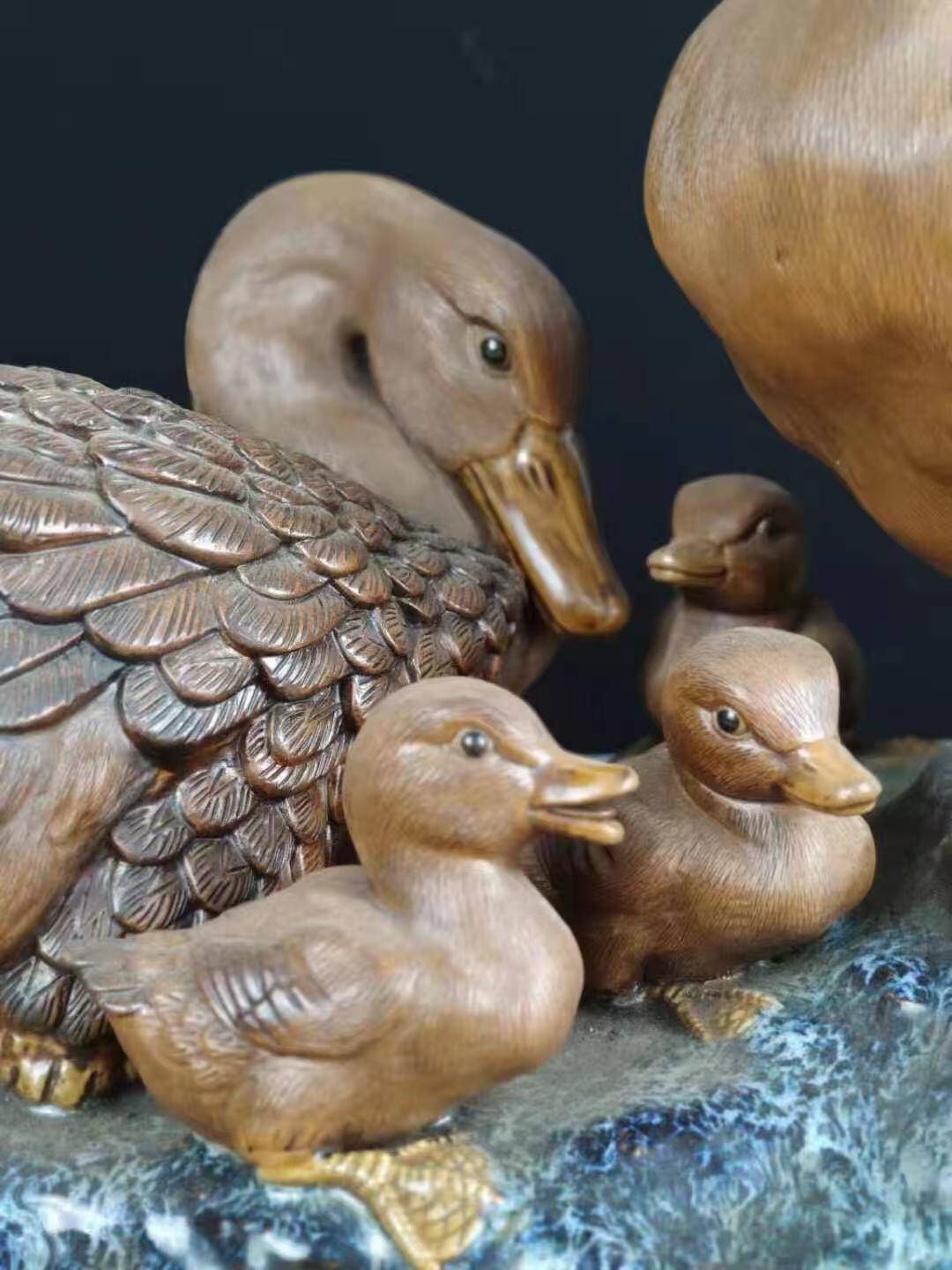 紫砂鸭子，形象逼真，栩栩如生，欣赏价值高