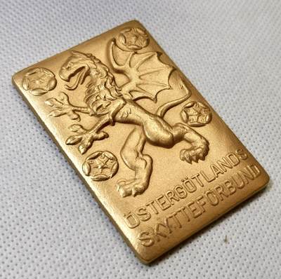 甄臻铺-世界币章拍卖（第46期）送拍享返佣金等优惠多多（1月10日精品场，敬请期待） 瑞典东日德兰射击协会镀金方形大铜章 尺寸62×43mm 重量83.5g，细节见图