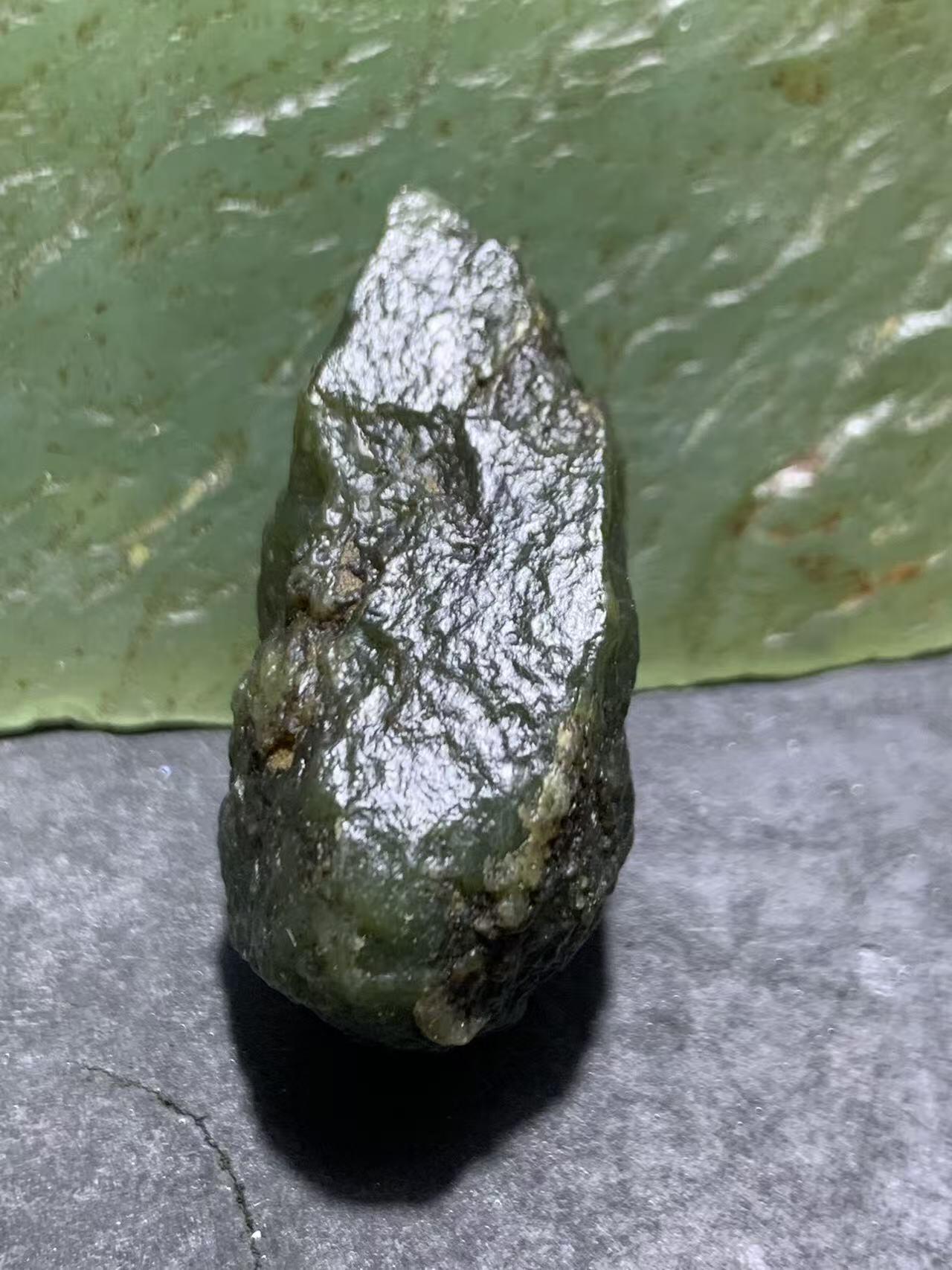 新疆戈壁风化纹和田玉青玉原石一颗，