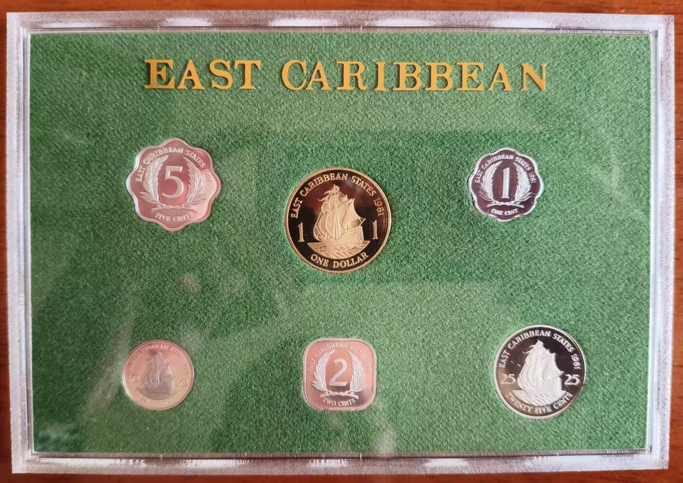 ❤️【币观天下】❤️ 第338期钱币拍卖- 2026.1.9周五晚上6点半场-长期征集拍品 1981年东加勒比真镜面精制套币 英国皇家铸币厂精典纸壳封装