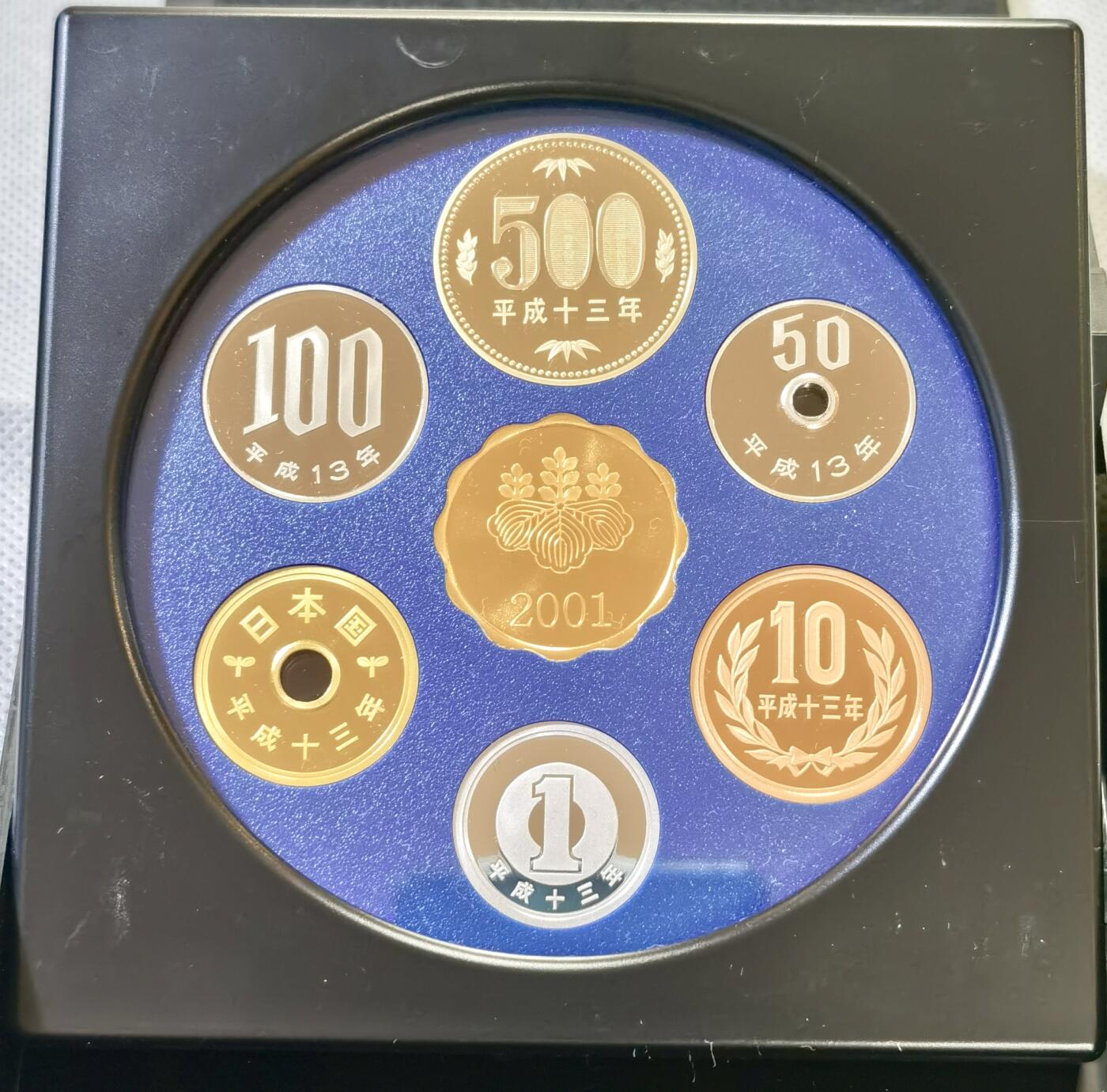 甄臻铺-世界币章拍卖（第46期）送拍享返佣金等优惠多多（1月10日精品场，敬请期待） 日本2001年精制套币 含7克镀金纯银币章 999银 银章为复刻明治八年日本贸易银元