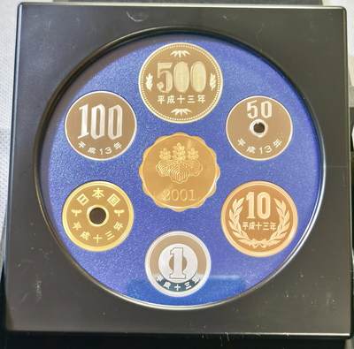 甄臻铺-世界币章拍卖（第46期）送拍享返佣金等优惠多多（1月10日精品场，敬请期待） 日本2001年精制套币 含7克镀金纯银币章 999银 银章为复刻明治八年日本贸易银元