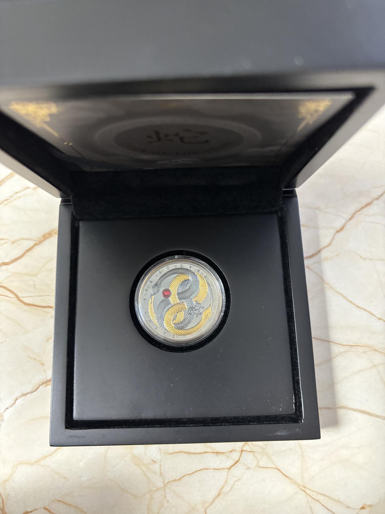 第187期拍卖 喀麦隆2025年中国生肖系列蛇年镶嵌水晶钌化银币，999银镀金钌化，14.14克，发行1111枚，