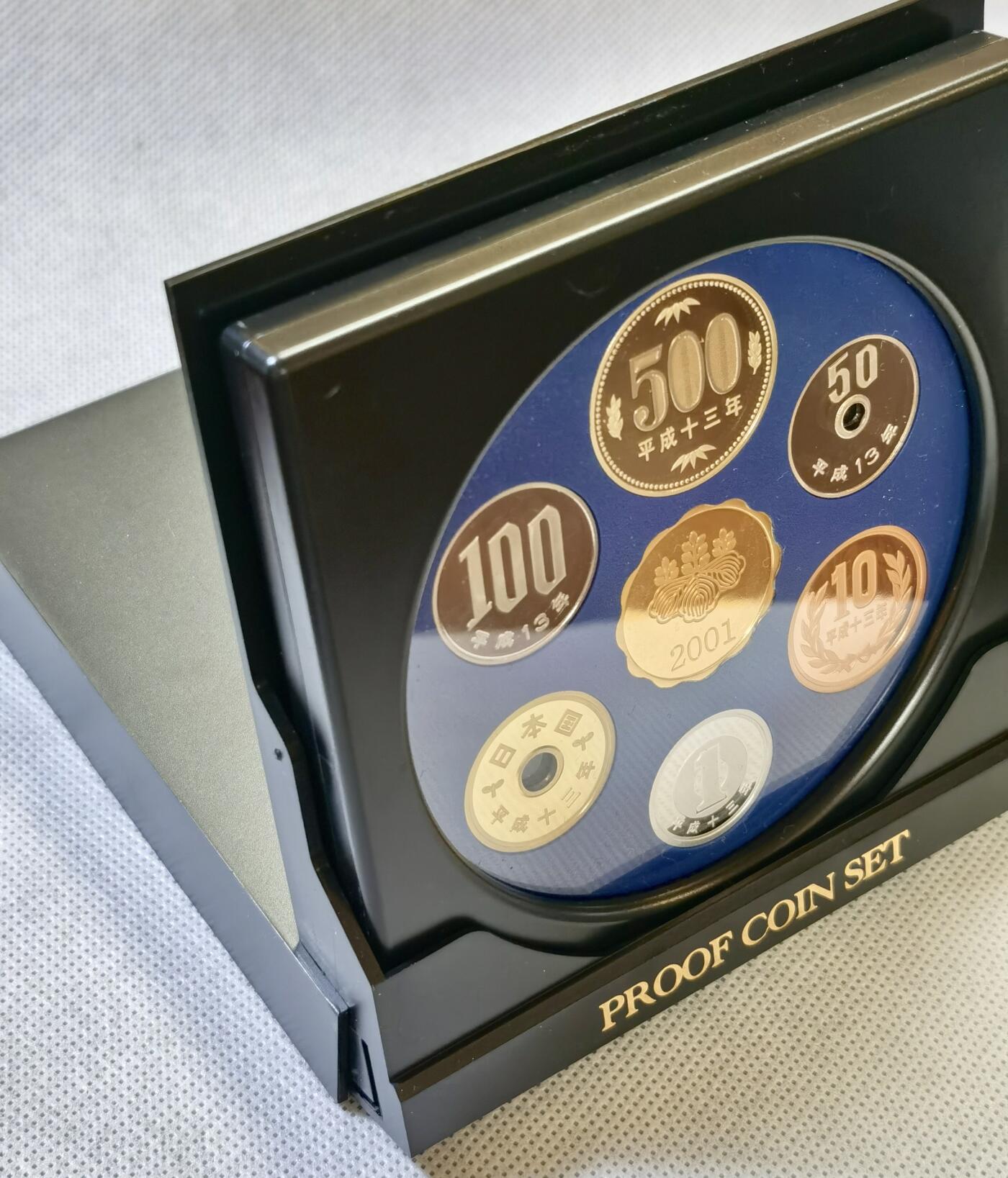 甄臻铺-世界币章拍卖（第46期）送拍享返佣金等优惠多多（1月10日精品场，敬请期待） 日本2001年精制套币 含7克镀金纯银币章 999银 银章为复刻明治八年日本贸易银元