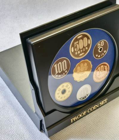 甄臻铺-世界币章拍卖（第46期）送拍享返佣金等优惠多多（1月10日精品场，敬请期待） 日本2001年精制套币 含7克镀金纯银币章 999银 银章为复刻明治八年日本贸易银元