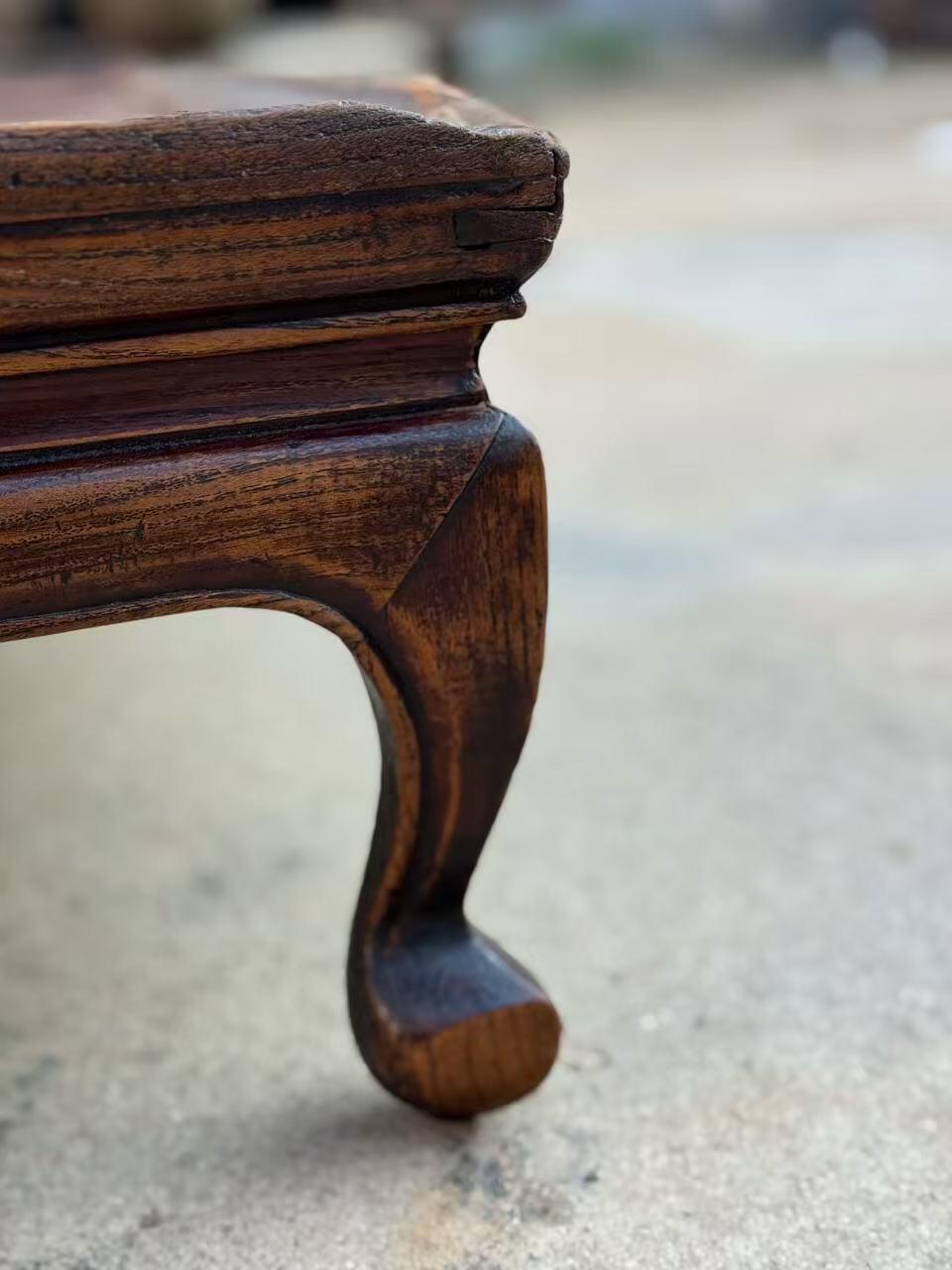 老榆木茶桌，三弯腿茶盘面，造型别致，用料十足，做工简洁大气但不失优雅，表面整洁干净，保存及其完整，老大漆尚存，源头货源，牢固可以正常使用