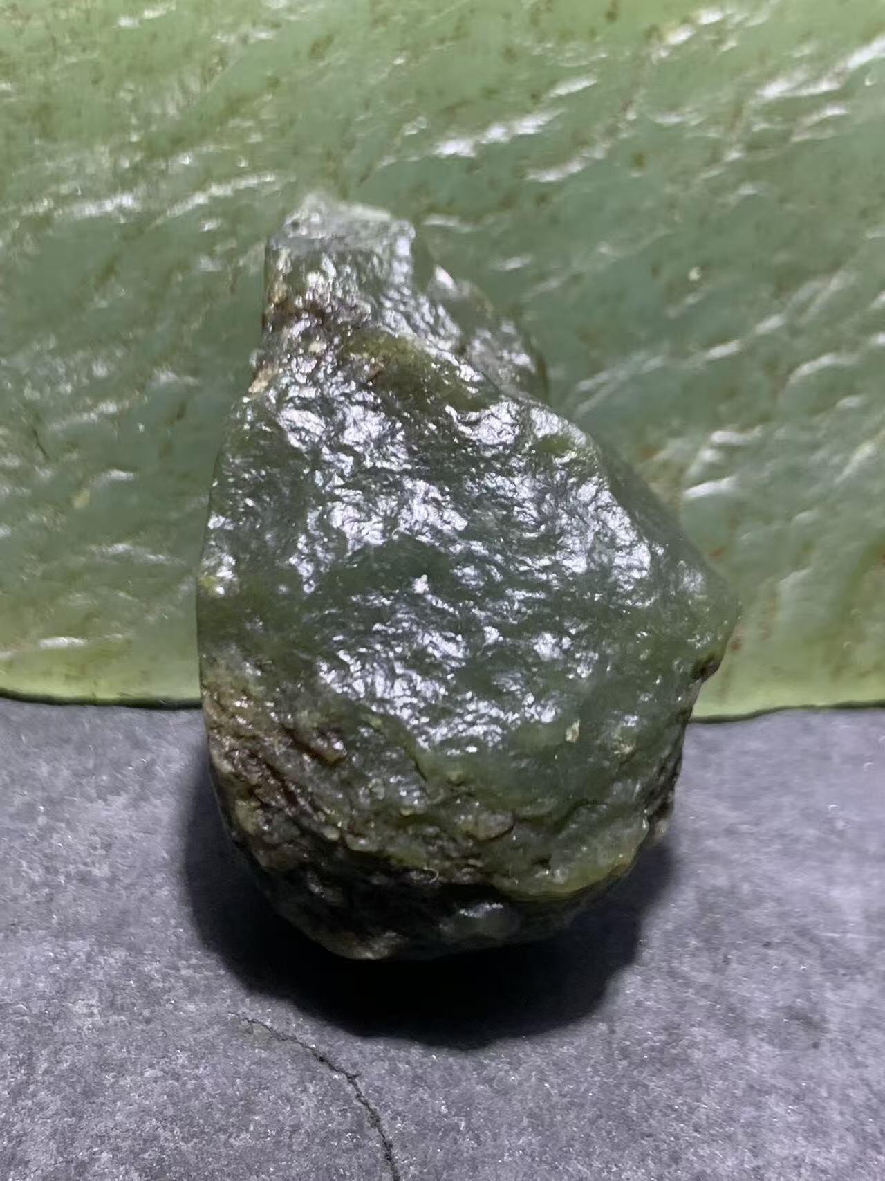 新疆戈壁风化纹和田玉青玉原石一颗，