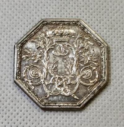 甄臻铺-世界币章拍卖（第46期）送拍享返佣金等优惠多多（1月10日精品场，敬请期待） 法国18世纪  路易十六皇家八角代币，路易十六摸不着头脑，是法国历史上唯一被砍头的皇帝，31.6mm  重量11.8g，细节见图