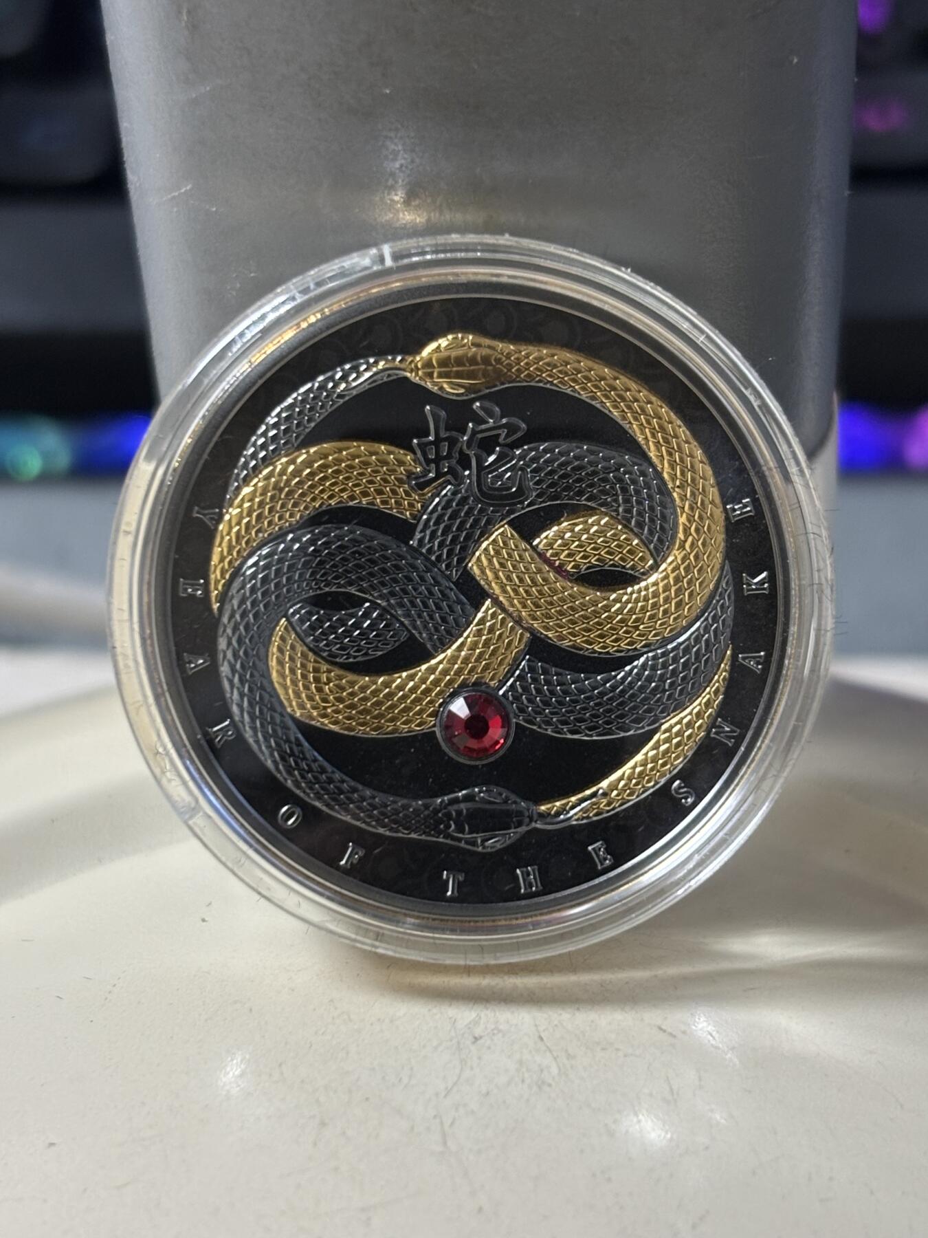 第187期拍卖 喀麦隆2025年中国生肖系列蛇年镶嵌水晶钌化银币，999银镀金钌化，14.14克，发行1111枚，