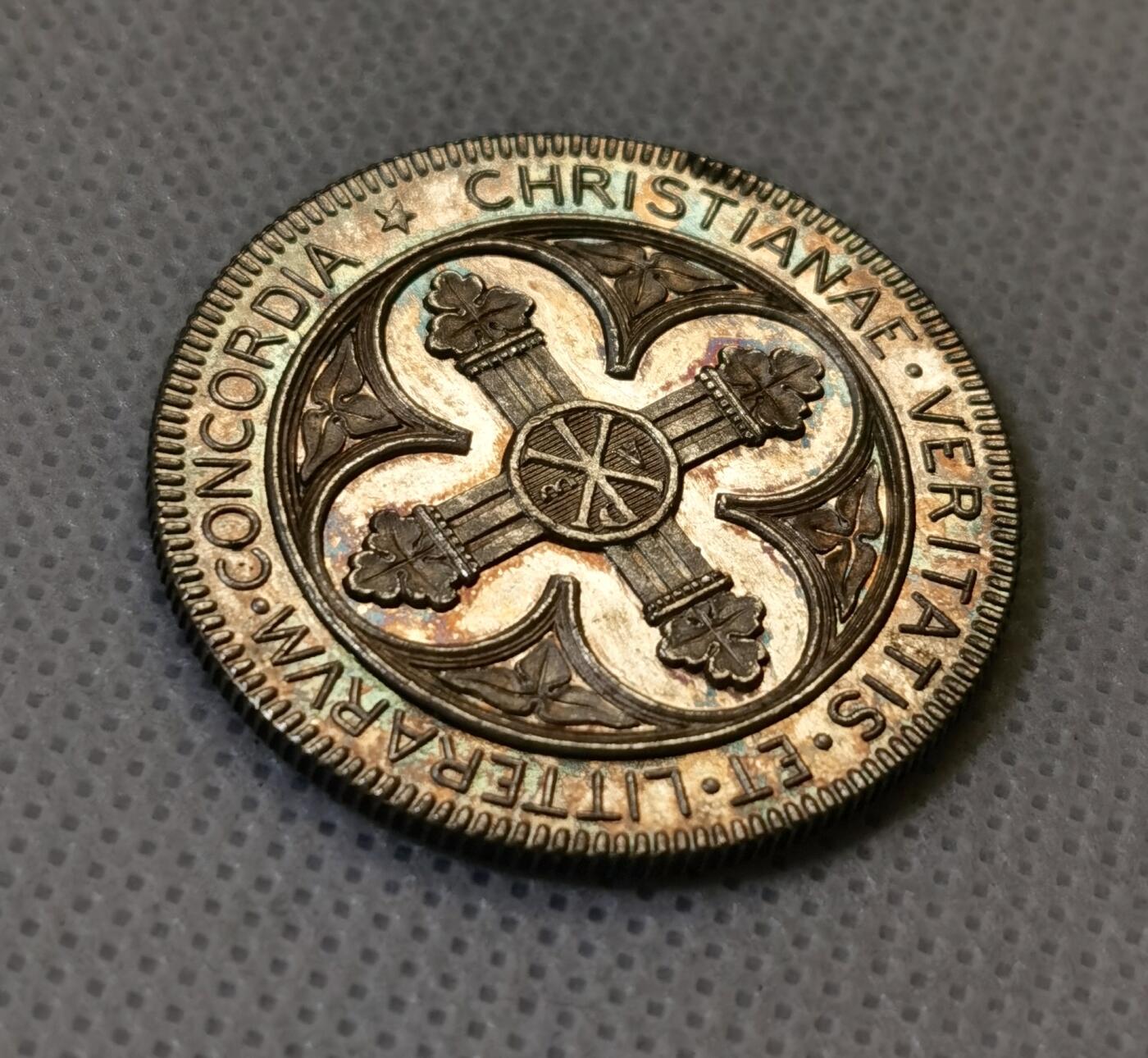 甄臻铺-世界币章拍卖（第46期）送拍享返佣金等优惠多多（1月10日精品场，敬请期待） 法国奥尔良圣十字大教堂银章，喜欢教堂主题的藏不要错过，细节完美未流通品相 ，丰饶角标95Ag  32.3mm  13.2g，细节见图