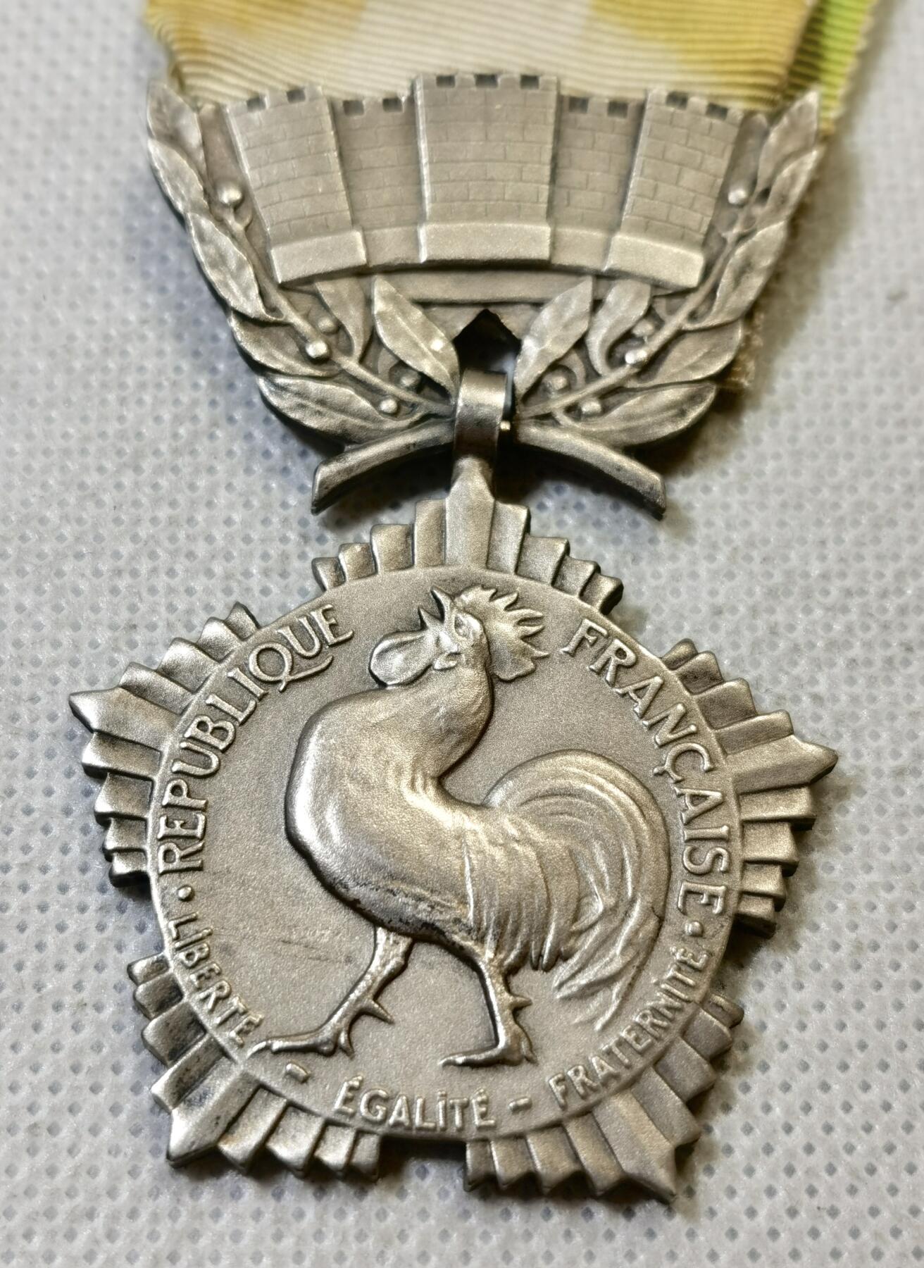 甄臻铺-世界币章拍卖（第46期）送拍享返佣金等优惠多多（1月10日精品场，敬请期待） 法国高炉雄鸡竖棒 高浮雕五边形精美银章 带绶带 35MM重约31克 高银，细节如图