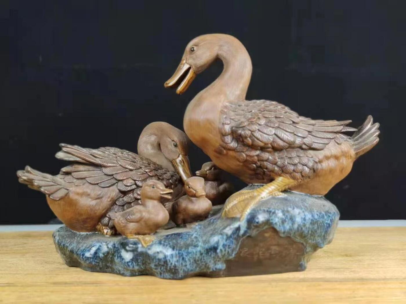 紫砂鸭子，形象逼真，栩栩如生，欣赏价值高