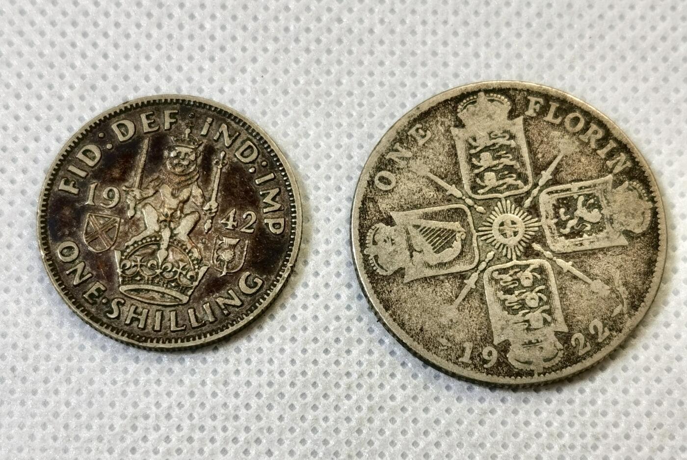 甄臻铺-世界币章拍卖（第46期）送拍享返佣金等优惠多多（1月10日精品场，敬请期待） 英国1922年1弗洛林银币、1942年1先令银币一对