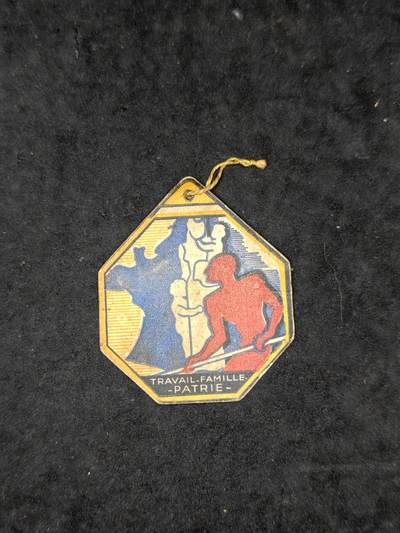 凯旋世界勋赏（第21期冬季大拍）（欢迎送拍）（对拍品有疑问请询问客服，不接受到手刀，出价默认拍品品相。请认真阅读拍卖规则！出价默认已认可！）（收到货请录制开箱视频，无视频概不处理问题。） - 1942年德国Stalag II D战俘营为维希政权“国家救济日”发行的宣传吊牌，是二战时期德占法国与战俘营联动的政治宣传实物