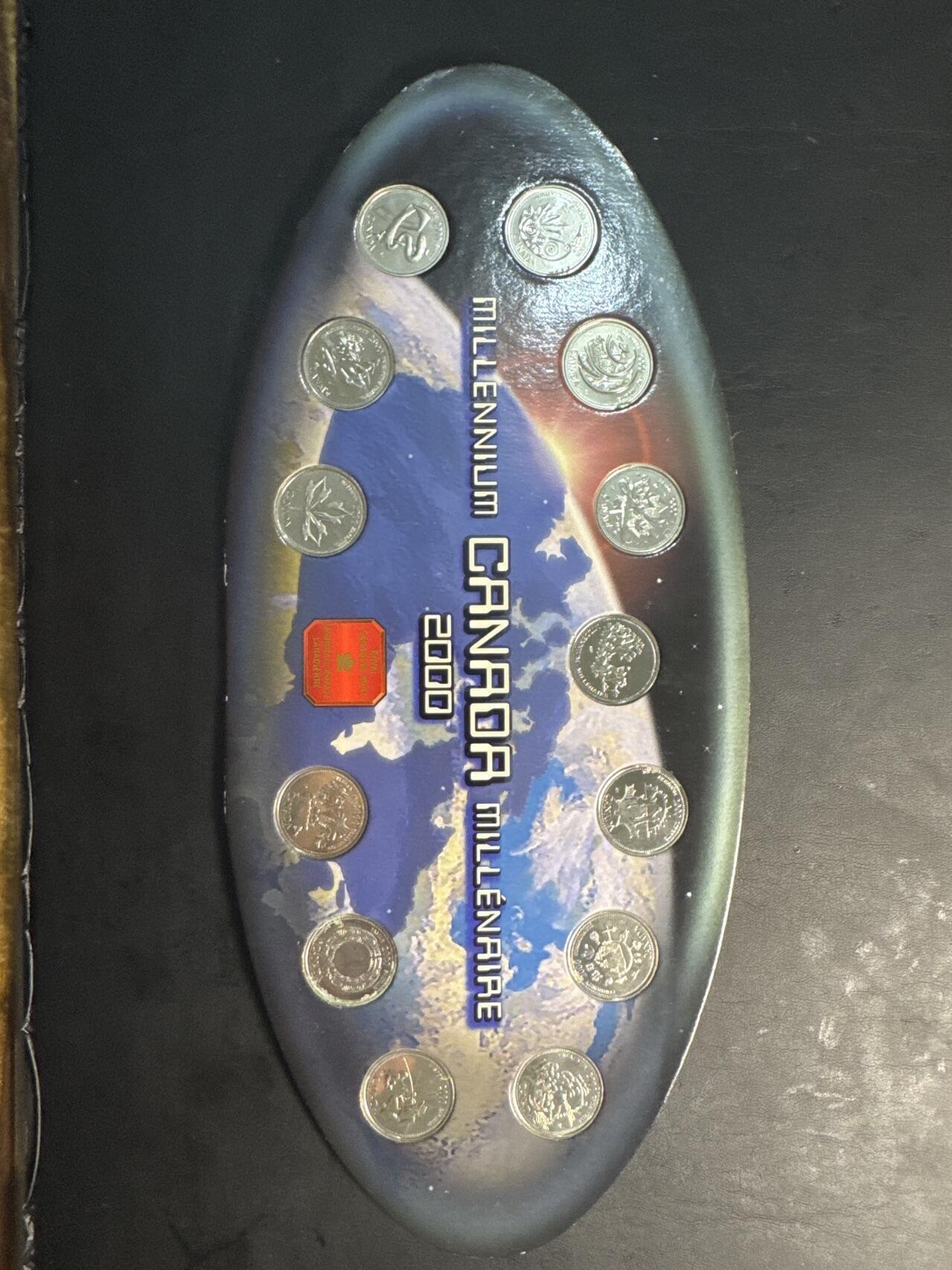 ❤️【币观天下】❤️ 第338期钱币拍卖- 2026.1.9周五晚上6点半场-长期征集拍品 加拿大2000年千禧12个月镍币套装一套12枚卡册有氧化，支架有脱胶