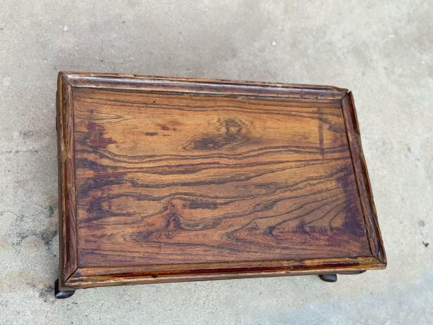 老榆木茶桌，三弯腿茶盘面，造型别致，用料十足，做工简洁大气但不失优雅，表面整洁干净，保存及其完整，老大漆尚存，源头货源，牢固可以正常使用