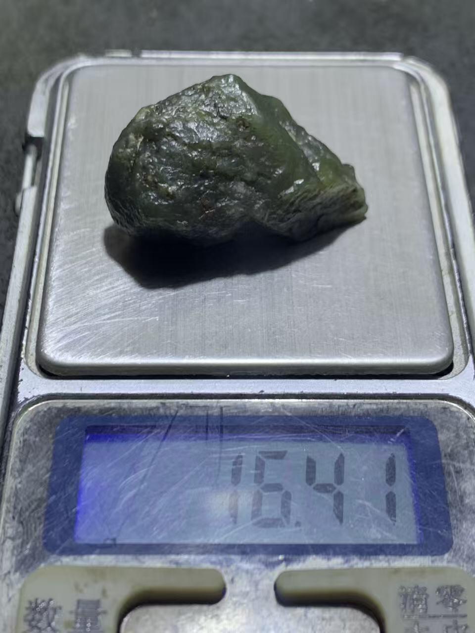 新疆戈壁风化纹和田玉青玉原石一颗，