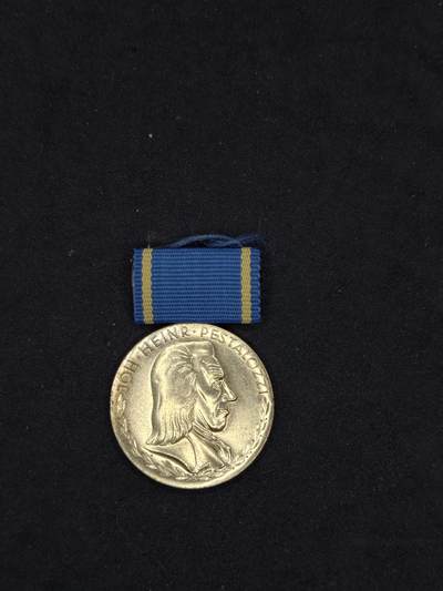 凯旋世界勋赏（第21期冬季大拍）（欢迎送拍）（对拍品有疑问请询问客服，不接受到手刀，出价默认拍品品相。请认真阅读拍卖规则！出价默认已认可！）（收到货请录制开箱视频，无视频概不处理问题。） - 东德斐斯泰洛奇奖章