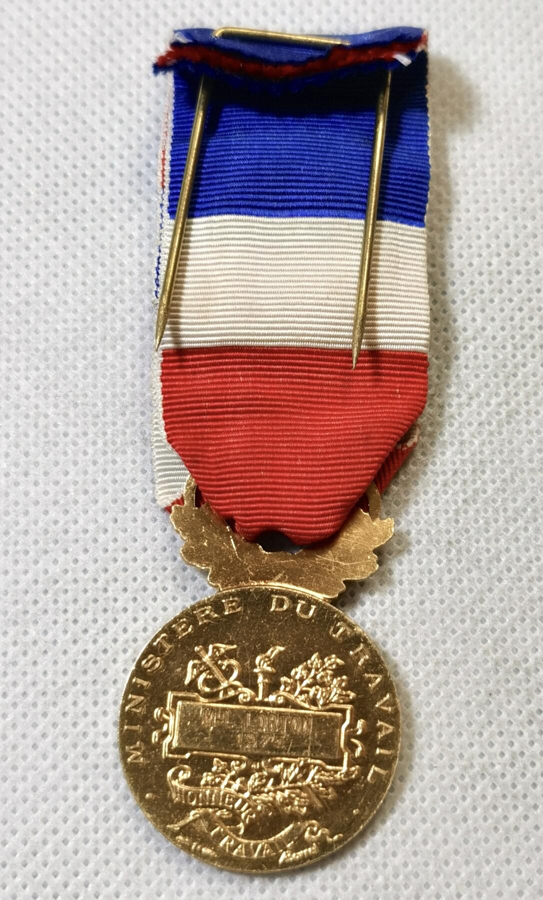 甄臻铺-世界币章拍卖（第46期）送拍享返佣金等优惠多多（1月10日精品场，敬请期待） 法国金级荣誉奖章 纯银镀金 桂冠勋饰 15.5克 925银 1975年实发