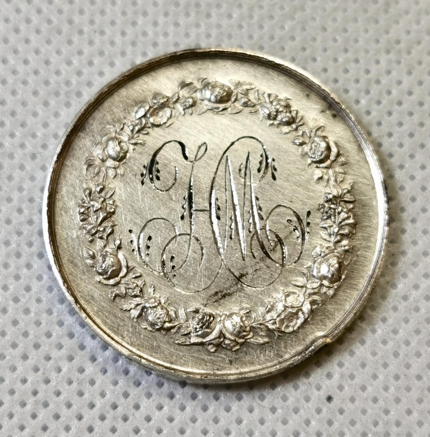 甄臻铺-世界币章拍卖（第46期）送拍享返佣金等优惠多多（1月10日精品场，敬请期待） 法国19世纪银章，这枚的反面和侧面都有手工刻字，字体精美  侧面记录了这对新人的结婚时间，反面的夫妻二人的英文字母大写，直径30.4mm   重量11.6g，细节见图