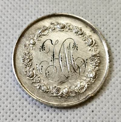 甄臻铺-世界币章拍卖（第46期）送拍享返佣金等优惠多多（1月10日精品场，敬请期待） 法国19世纪银章，这枚的反面和侧面都有手工刻字，字体精美  侧面记录了这对新人的结婚时间，反面的夫妻二人的英文字母大写，直径30.4mm   重量11.6g，细节见图