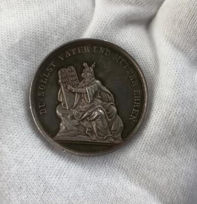 掌中浮雕-藏着的欧洲第048场 1800年代德国古典大师loos摩西十戒系列银章，30mm，8.5g，本枚主题为摩西十诫的第四戒-尊敬父母。品相状态好，五彩包浆