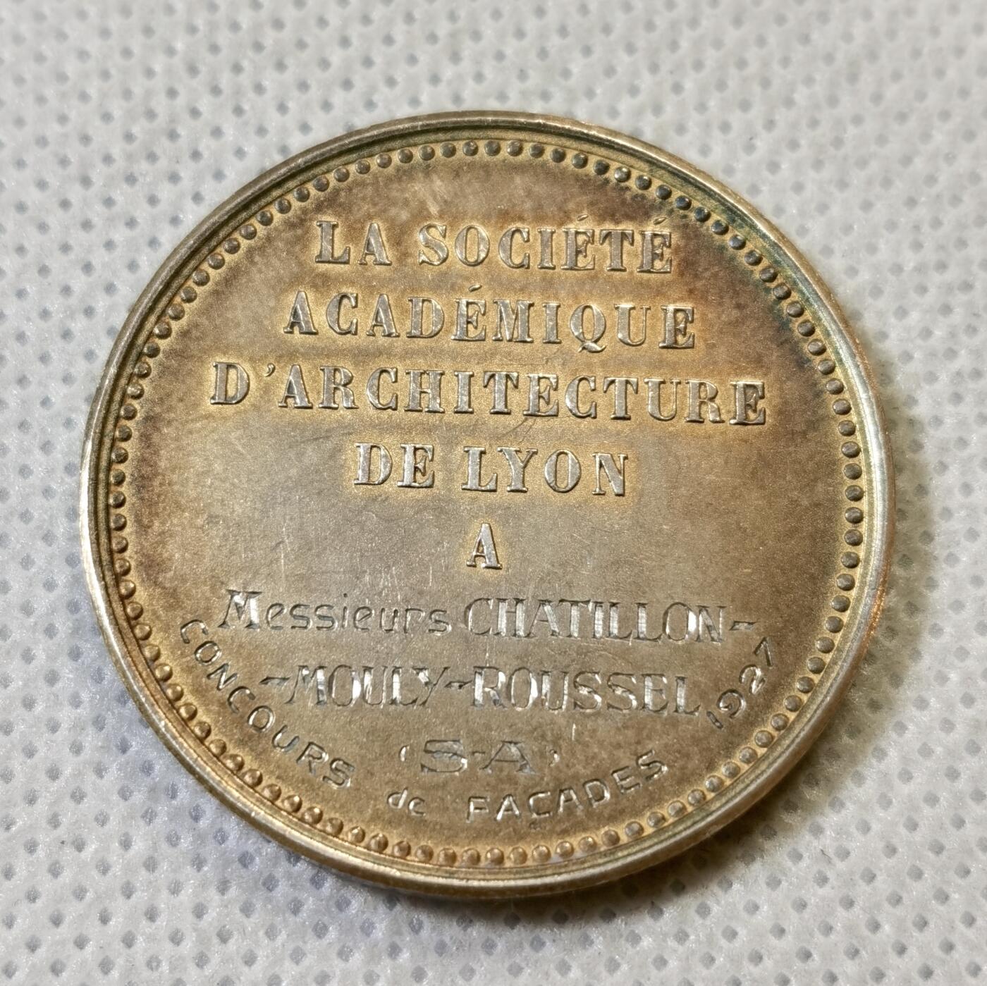 甄臻铺-世界币章拍卖（第46期）送拍享返佣金等优惠多多（1月10日精品场，敬请期待） 法国1927年里昂建筑学院银章   菲利贝尔-德洛姆    浮雕，丝绒盒未流通品相，氧化颜色很好看，喜欢高浮雕的朋友千万别错过， 丰饶角标  33.6mm  20g，细节见图