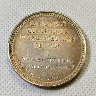 甄臻铺-世界币章拍卖（第46期）送拍享返佣金等优惠多多（1月10日精品场，敬请期待） 法国1927年里昂建筑学院银章   菲利贝尔-德洛姆    浮雕，丝绒盒未流通品相，氧化颜色很好看，喜欢高浮雕的朋友千万别错过， 丰饶角标  33.6mm  20g，细节见图