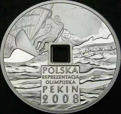 ❤️【币观天下】❤️ 第338期钱币拍卖- 2026.1.9周五晚上6点半场-长期征集拍品 波兰北京2008年奥运会纪念银币2枚 每枚面值10兹罗提，14.4克，一枚仿中国古钱中方孔，一枚镶嵌镀金球。