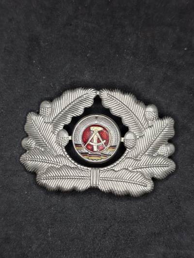 凯旋世界勋赏（第21期冬季大拍）（欢迎送拍）（对拍品有疑问请询问客服，不接受到手刀，出价默认拍品品相。请认真阅读拍卖规则！出价默认已认可！）（收到货请录制开箱视频，无视频概不处理问题。） - 民主德国人民军军官大帽徽