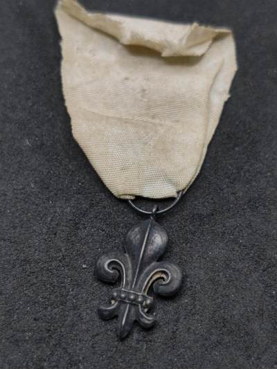 凯旋世界勋赏（第21期冬季大拍）（欢迎送拍）（对拍品有疑问请询问客服，不接受到手刀，出价默认拍品品相。请认真阅读拍卖规则！出价默认已认可！）（收到货请录制开箱视频，无视频概不处理问题。） - 法兰西王国，波旁复辟，鸢尾花勋饰，银制