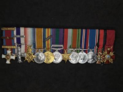 凯旋世界勋赏（第21期冬季大拍）（欢迎送拍）（对拍品有疑问请询问客服，不接受到手刀，出价默认拍品品相。请认真阅读拍卖规则！出价默认已认可！）（收到货请录制开箱视频，无视频概不处理问题。） - 一战 二战 英国 沙俄 超长12联排 mini联排 礼服挂 带帝国杰出服务勋章（DSO） 一战军事十字（MC）一战奖章三连，1918-62综合服役奖章带巴勒斯坦条 二战三连，1937加冕奖章，沙俄带剑军事版圣弗拉基米尔勋章 和 带剑军事版圣安娜勋章 圣安娜为金质