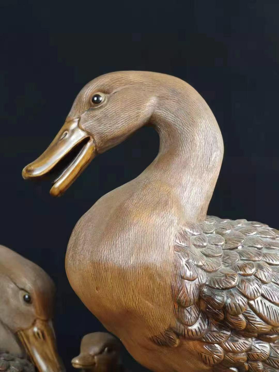 紫砂鸭子，形象逼真，栩栩如生，欣赏价值高